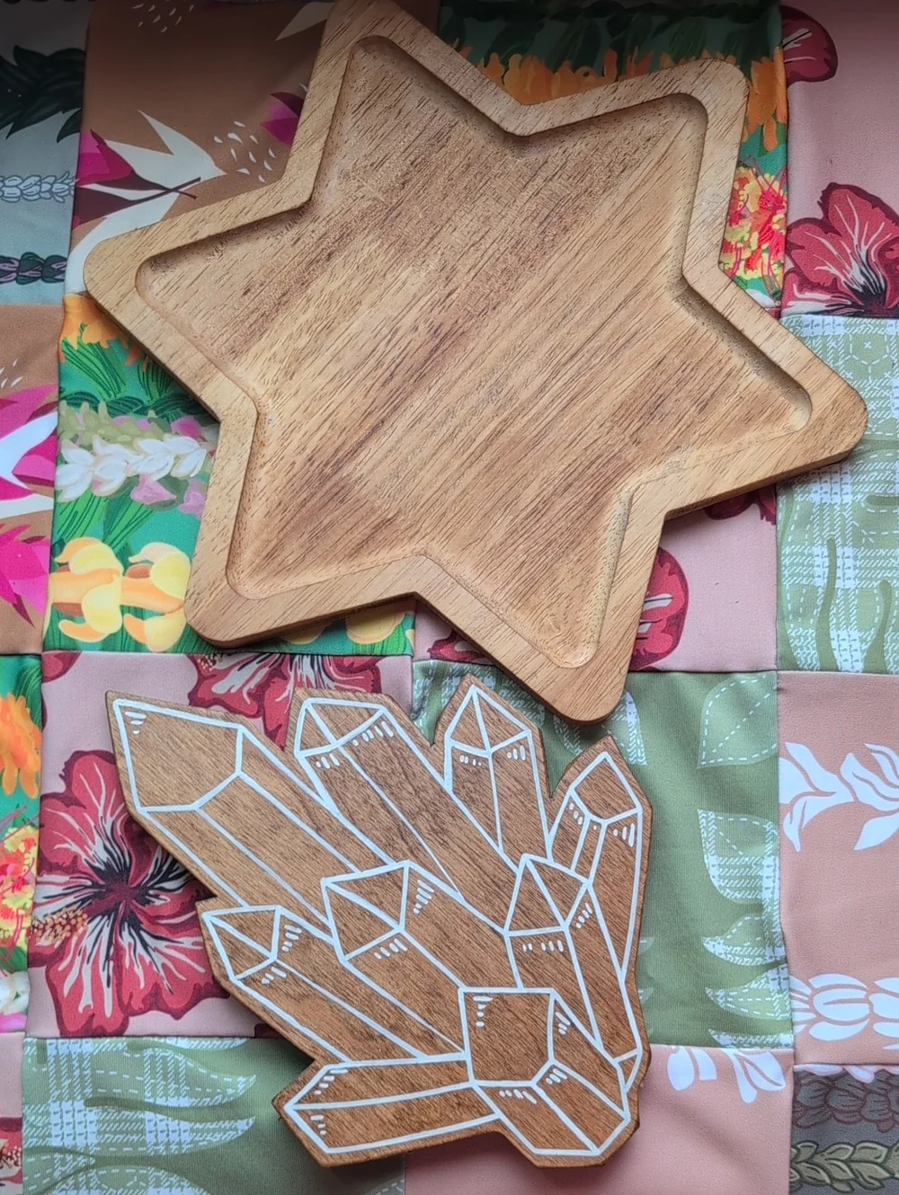 Wooden star trinket tray 📤 and crystal 🔮 cluster table art decor